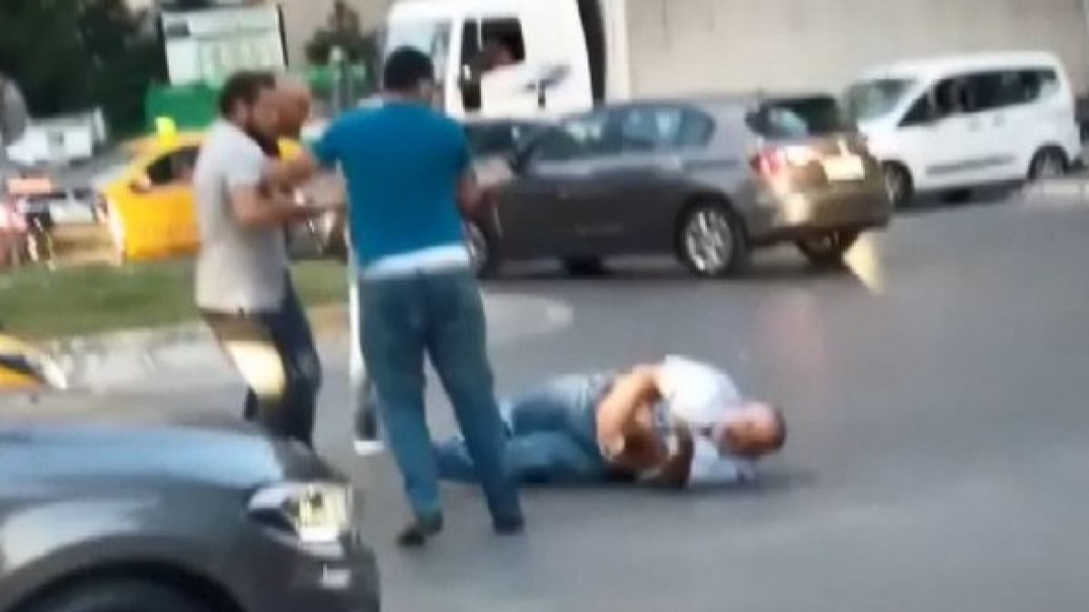 Beylikdüzü'nde yol verme kavgasında yumruklar konuştu