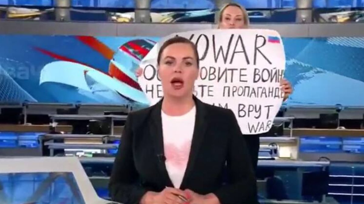 Savaş karşıtı pankart açan Rus gazeteci, hakim karşısına çıktı
