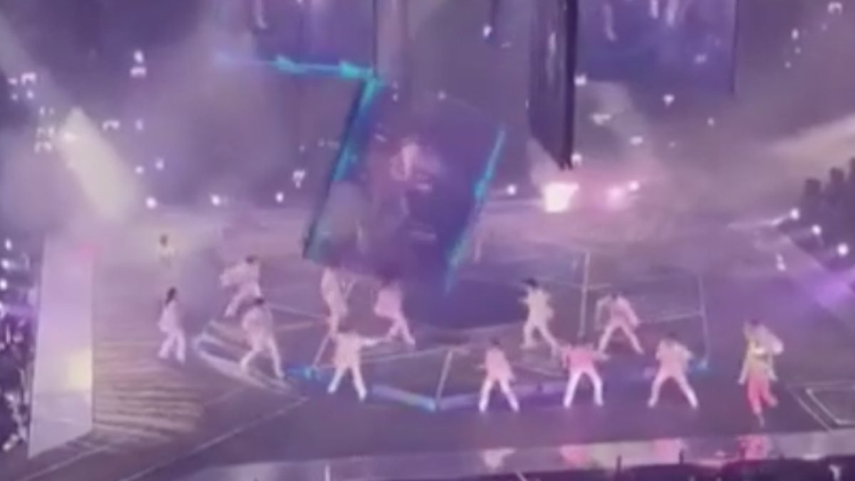 Hong Kong’da konser esnasında dev ekran dansçıların üzerine düştü