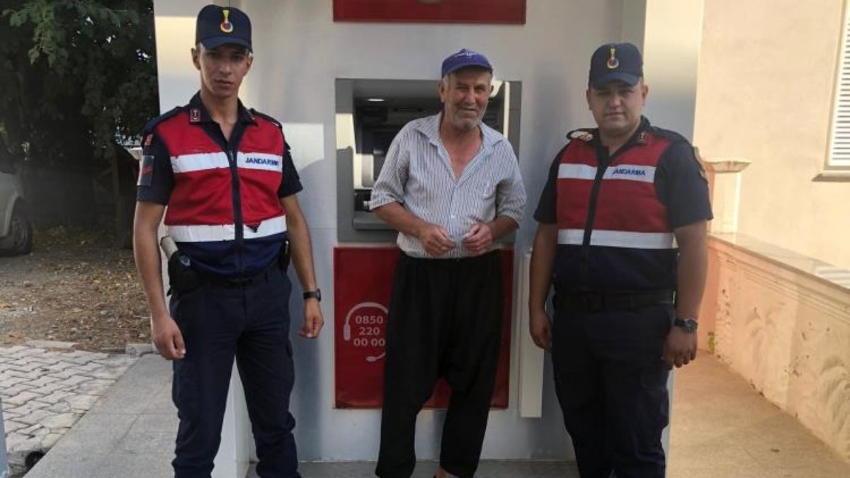 Antalya'da jandarma, yaşlı adamı dolandırılmak üzereyken kurtardı