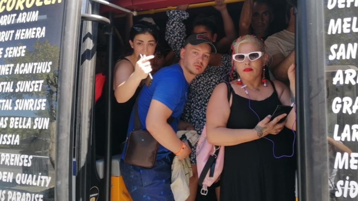 Antalya'da kapasitesinin üzerinde yolcu taşıyan minibüste turist çocuk bayıldı