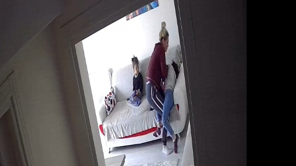 Sivas'ta bir annenin iki kızını dövdüğü anlar kamerada