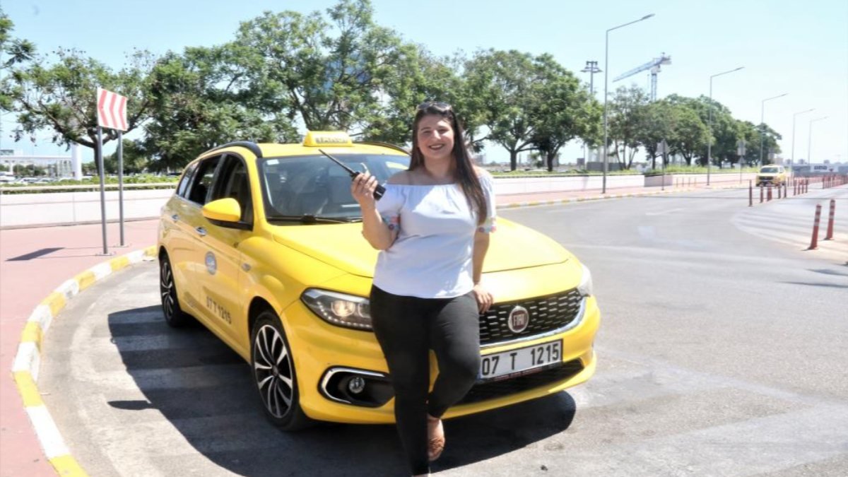 Antalya'da yüksek lisans mezunu taksici akademisyenliğe hazırlanıyor