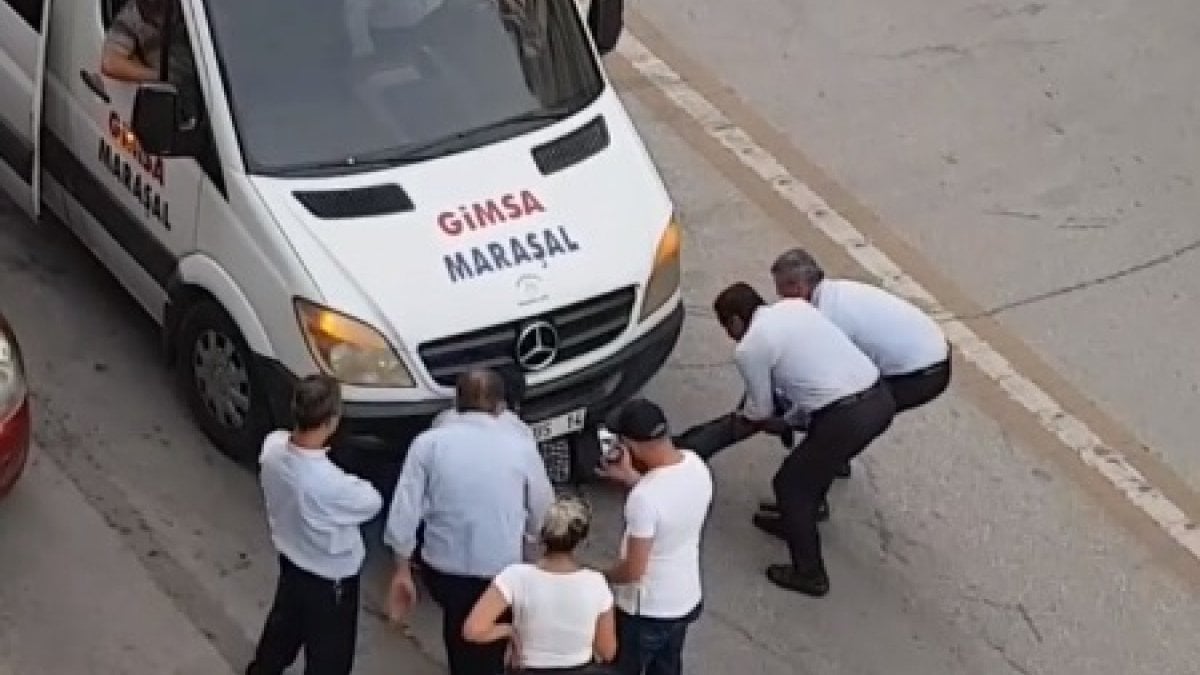 Ankara’da market fişi yüzünden servisten indirilince aracın altına girdi