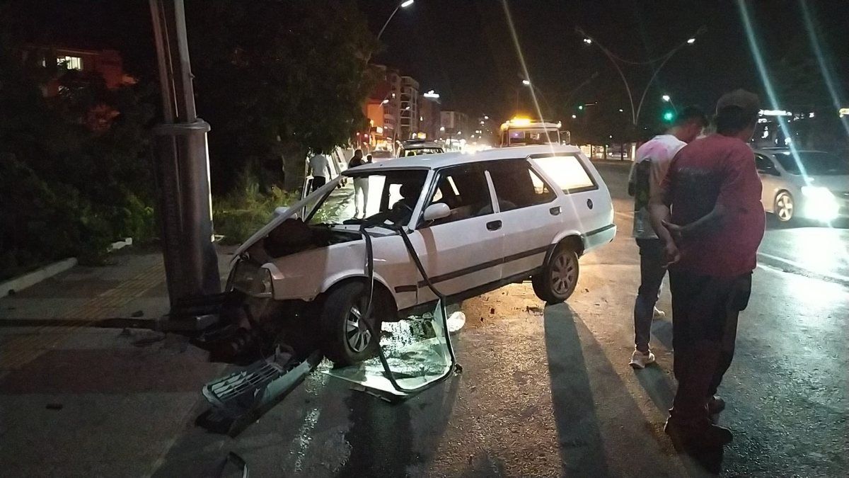 Uşak'ta aydınlatma direğine çarpan sürücü alkollü çıktı
