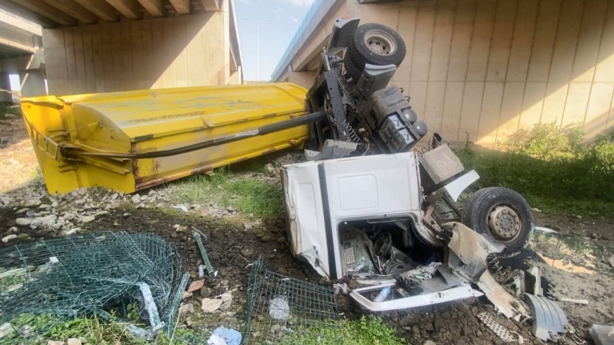 Silivri'de lastiği patlayan hafriyat kamyonu viyadükten düştü
