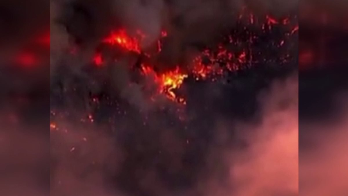 Kaliforniya'da yılın en büyük yangınında 21 bin hektar kül oldu