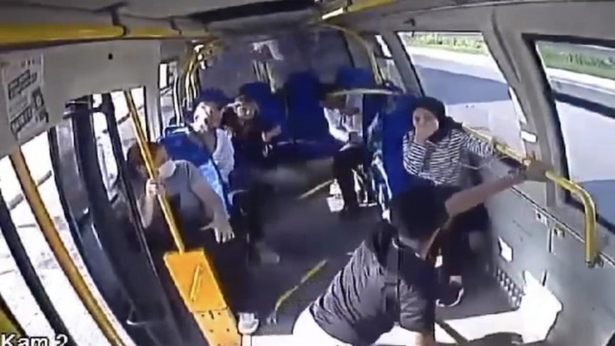 Pendik'te otobüs minibüse çarptı, yolcu direkle savruldu