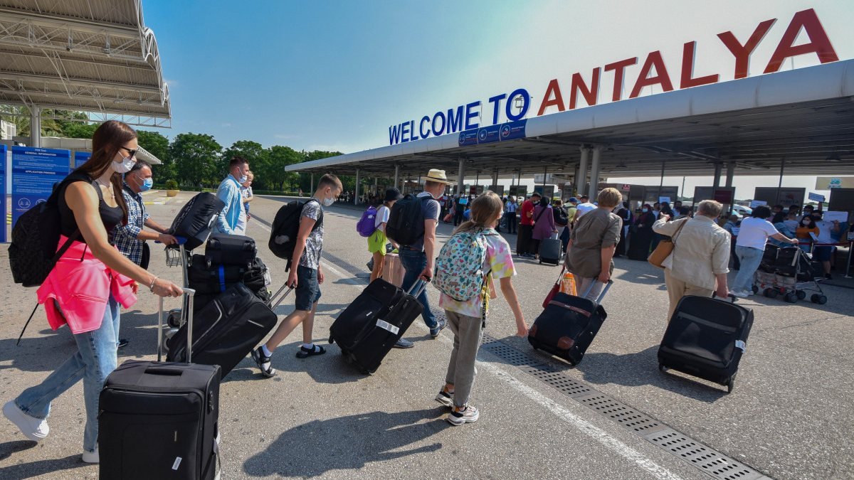 Antalya'ya hava yolu ile gelen turist sayısı 7 milyonu aştı