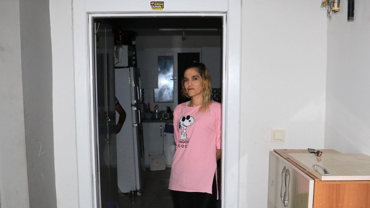 Adana'da ev sahibi, kirayı geciktiren vatandaşın kapısını söktü