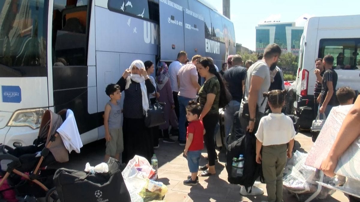 Esenyurt'tan 54 Suriyeli, gönüllü dönüş için yola çıktı