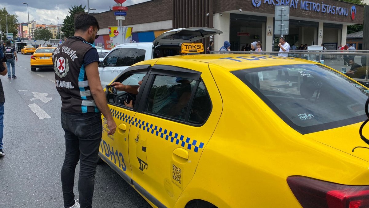 Fatih'te taksi denetiminde, yolcu seçenlerin araçları trafikten men edildi
