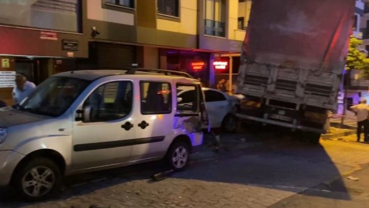 Ümraniye'de freni boşalan kamyon 4 araca çarptı