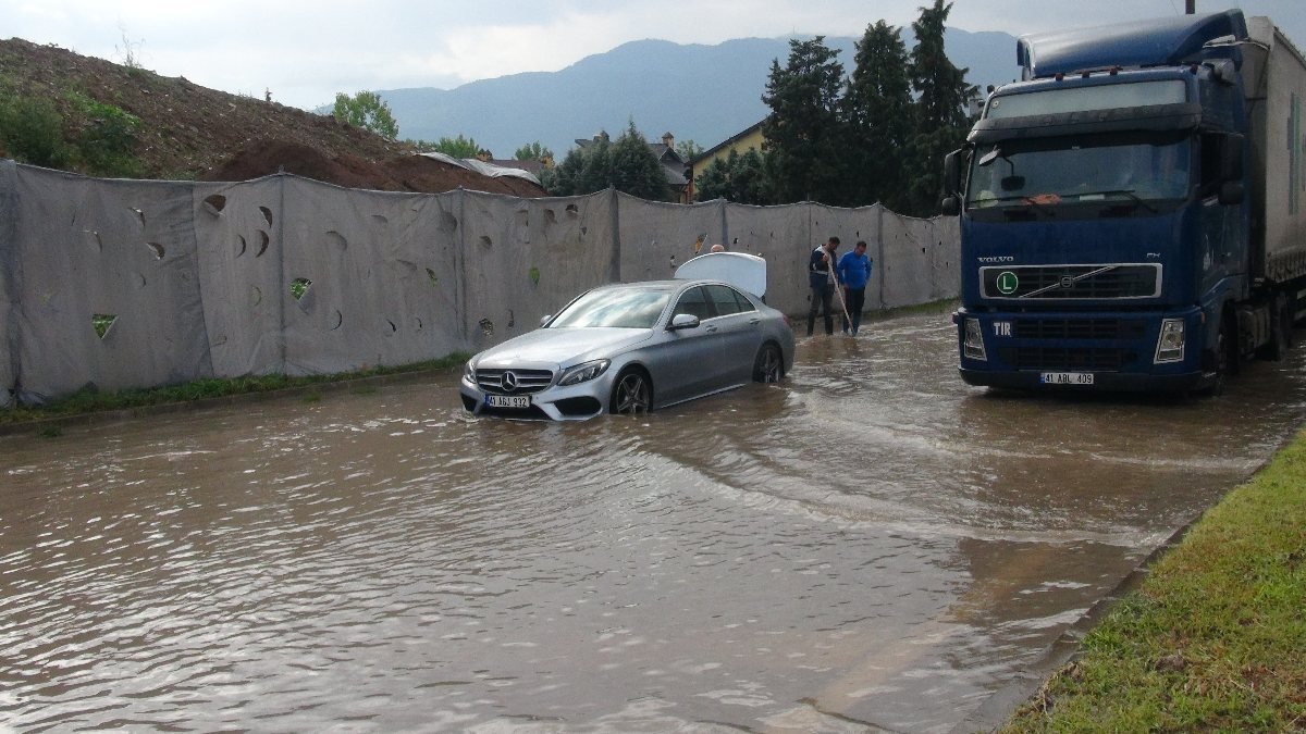 Kocaeli'de sokaklar göle döndü, lüks araç yolda kaldı