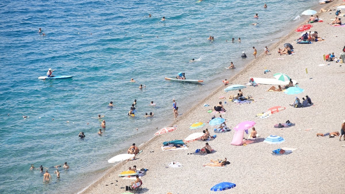 Antalya'da termometreler 31 dereceyi gösterdi: Sahiller doldu taştı