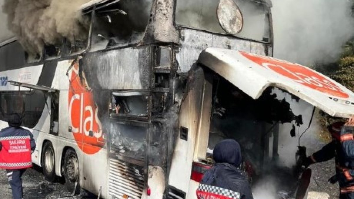 Sakarya'da içi yolcu dolu otobüs TEM'de alev alev yandı