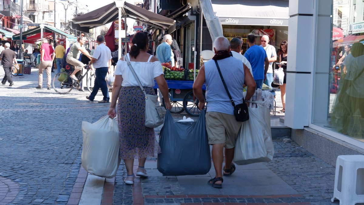 Edirne'ye gelen Bulgarlar aldıklarını taşımakta zorlandı