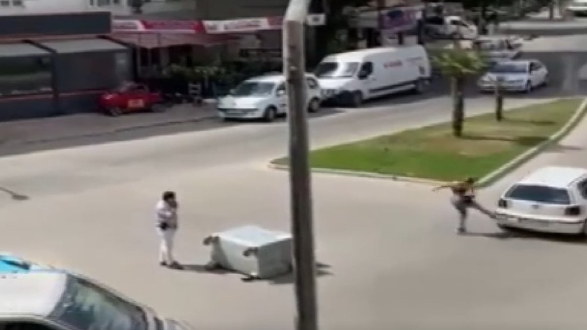 Balıkesir'de önüne gelene saldıran kadın kamerada