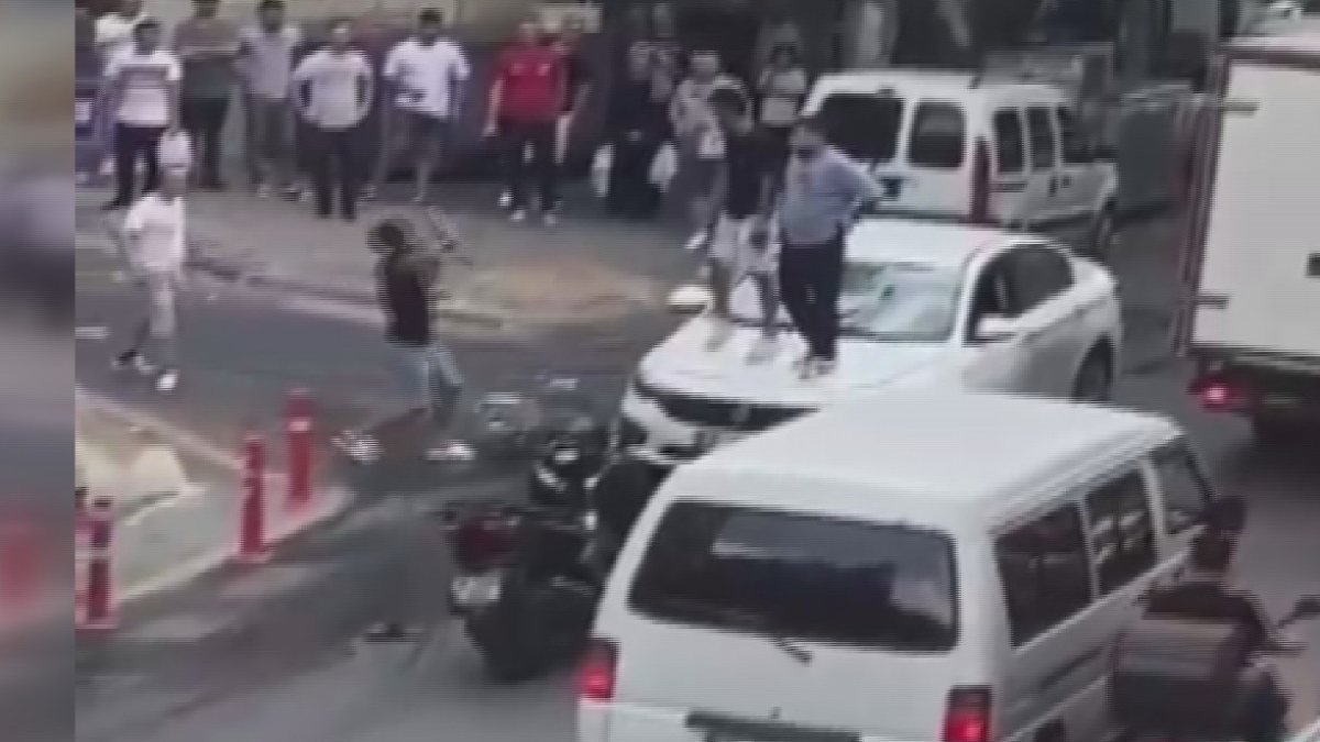 Kağıthane’de korku dolu anlar: Otomobiline taşla saldırdılar