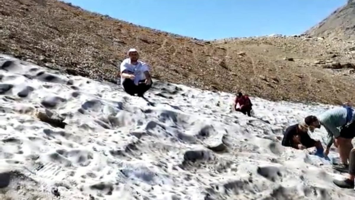 Batman'da 3 bin rakımlı Mereto Dağı'nda kar helvası yediler