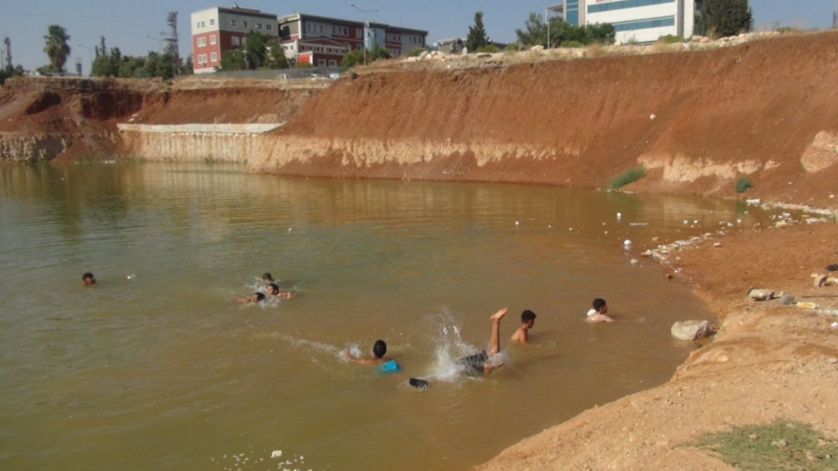 Şanlıurfa'da çocuklar inşaat temelinde biriken suda yüzüyor