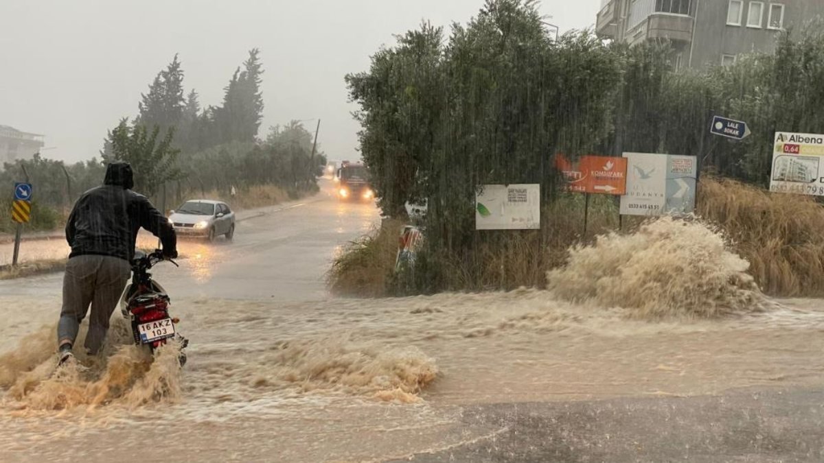Bursa'da yağmur hayatı olumsuz etkiledi
