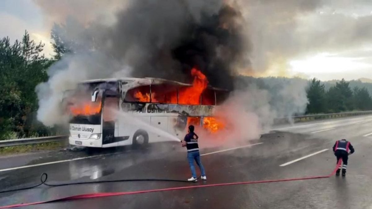 Bolu'da, yolcu otobüsü alevlere teslim oldu