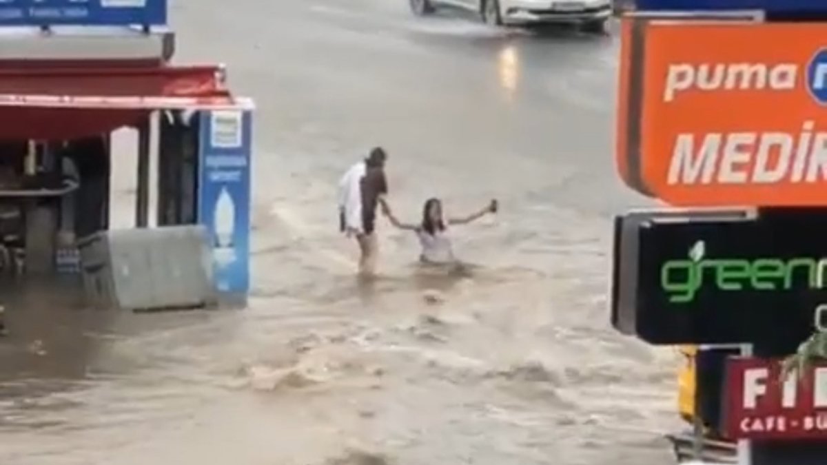 Ankara'da sel sularına kapılan kızı kurtardı