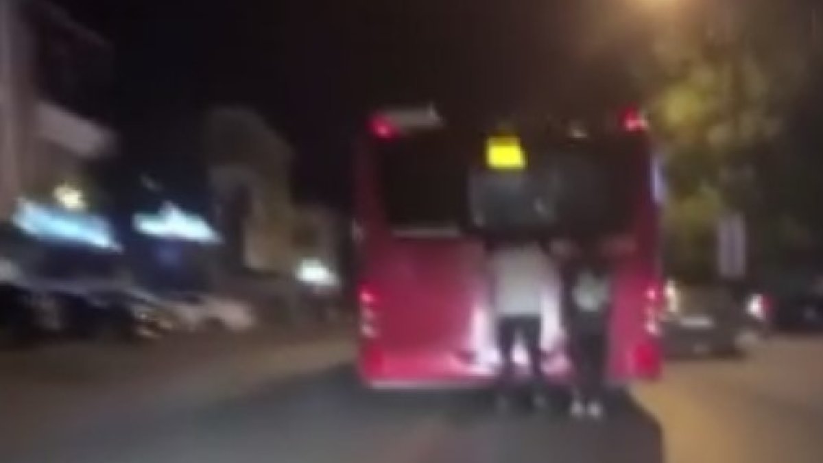 Ankara'da gençler, otobüsün arkasında patenle seyahat etti