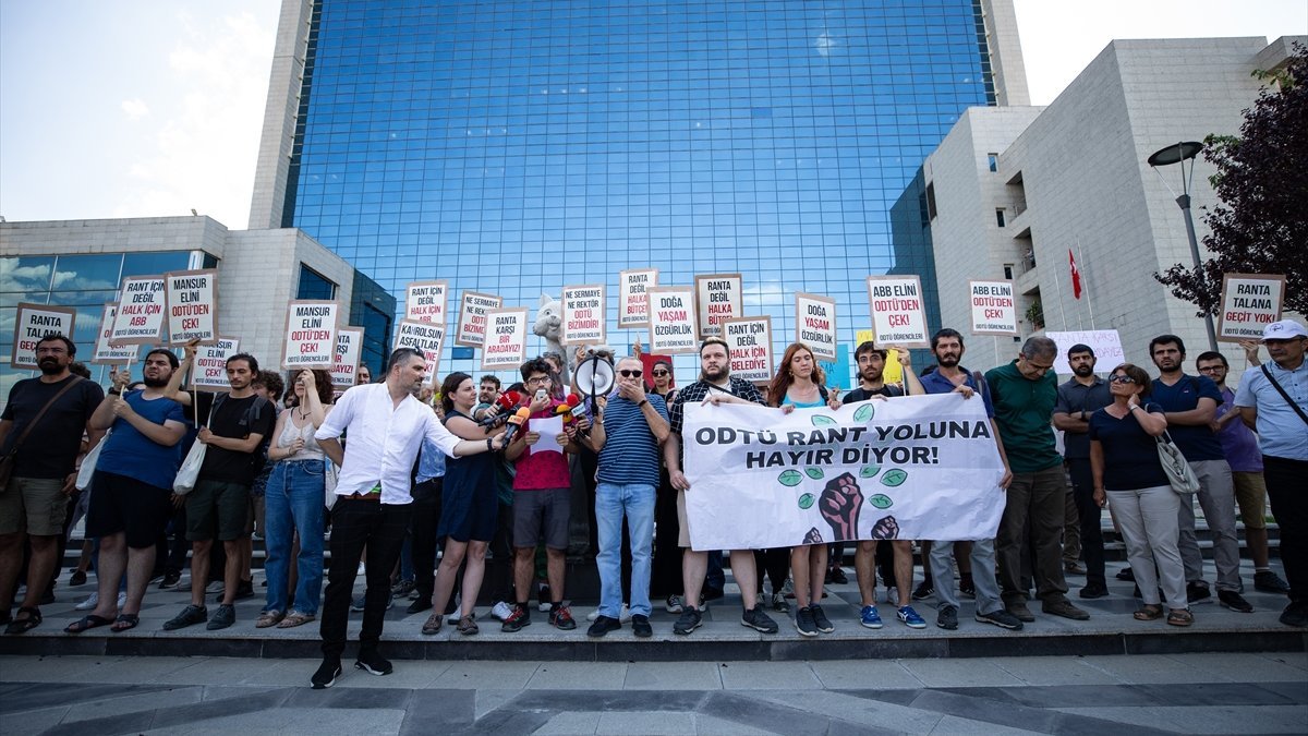 ODTÜ'lü öğrencilerden Ankara Büyükşehir Belediyesi önünde 'yol' protestosu