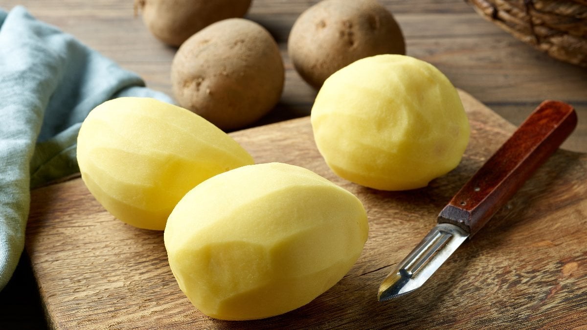 Soyulmuş patateslerin kararmasını önlemek için pratik yöntem