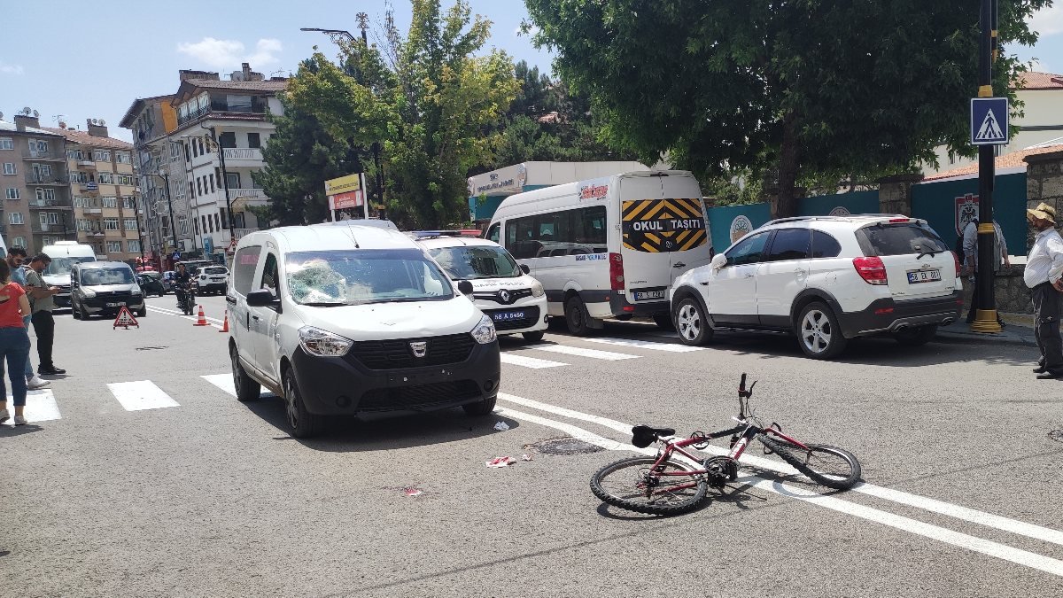 Sivas'ta yaya geçidinden geçen bisikletli çocuğa araba çarptı