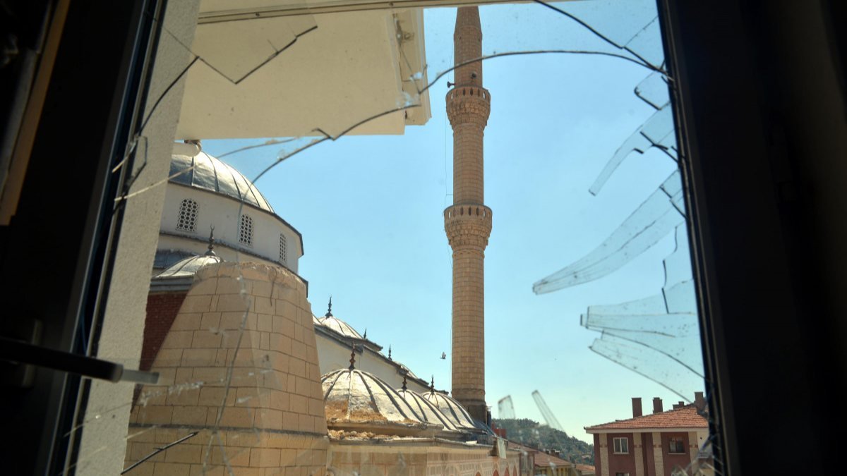 Ankara'da minarenin üzerine devrildiği binadaki 6 daire hasar gördü