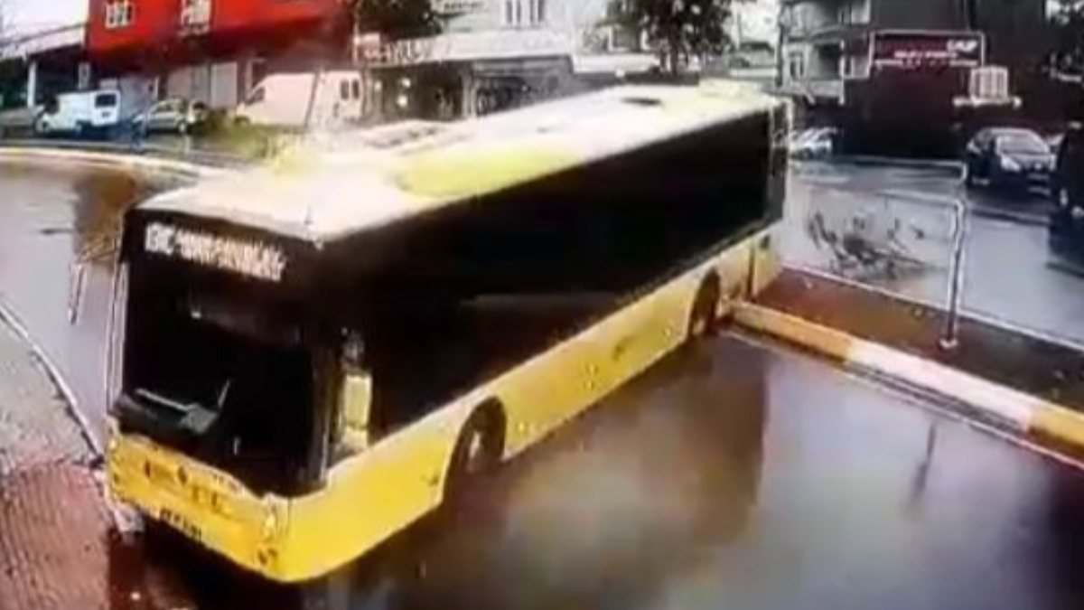 Sultanbeyli'de İETT otobüsü kayarak ters döndü