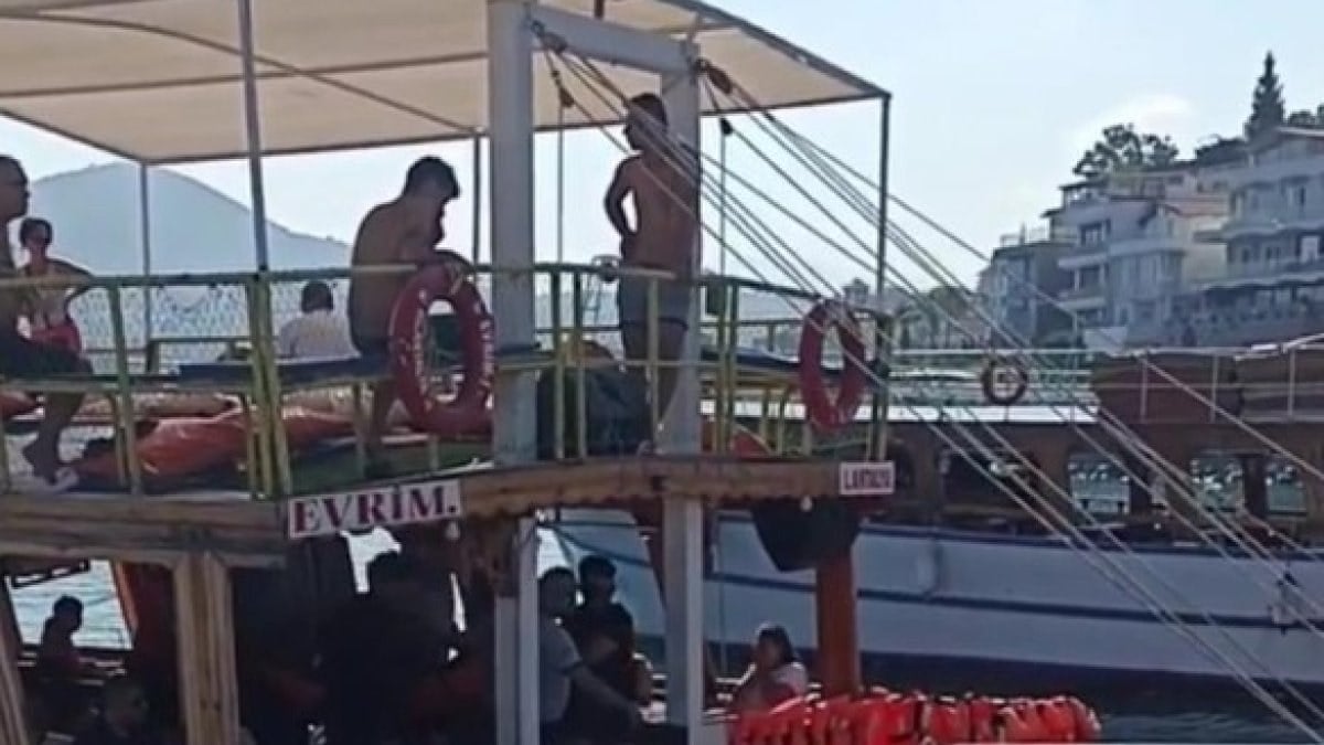 Kuşadası'nda bir tur teknesinde çalışan gencin ayağı koptu