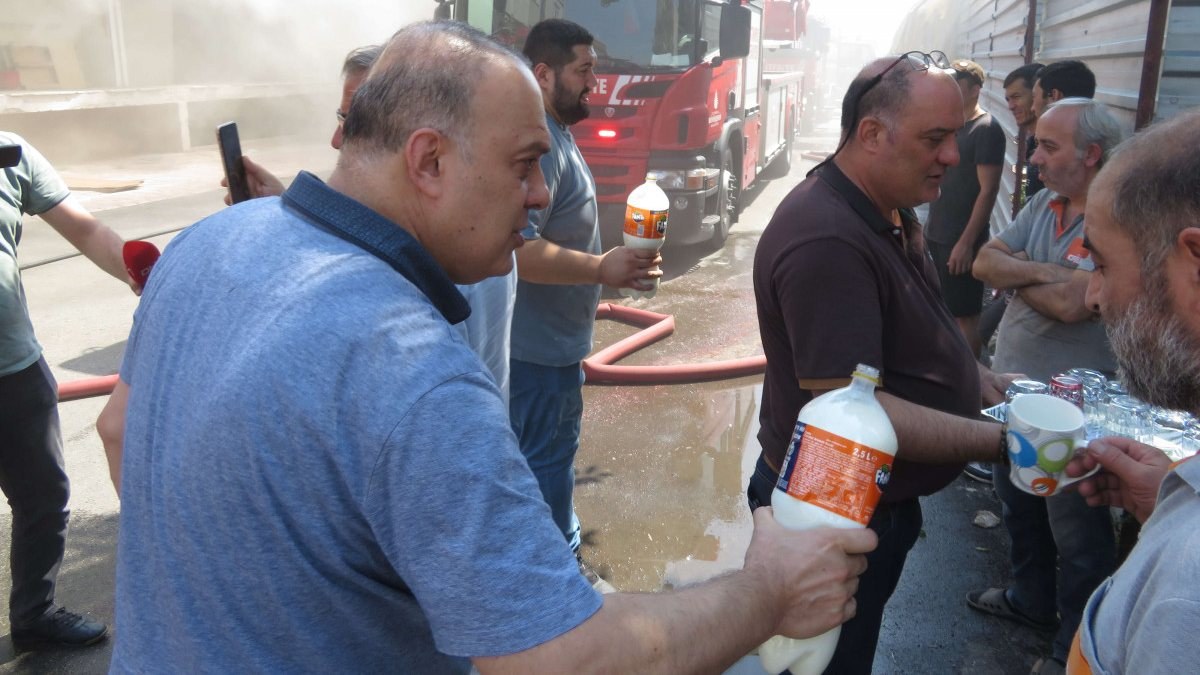 Ümraniye'de mobilya atölyesinde çıkan yangından etkilenen işçilere esnaf yardım etti