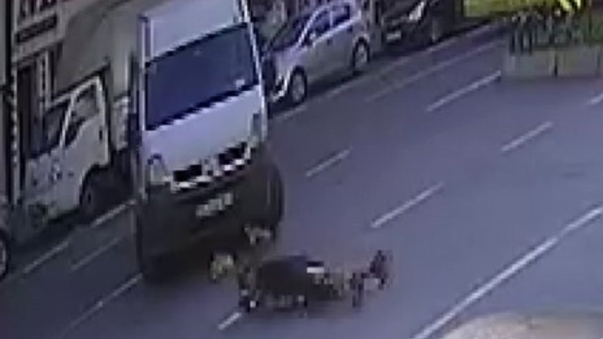Fatih'te, scooter ile minibüs kafa kafaya çarpıştı