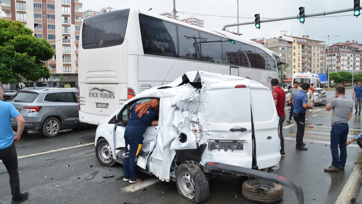 Trabzon’da tur otobüsü, kırmızıda bekleyen araçların arasına daldı