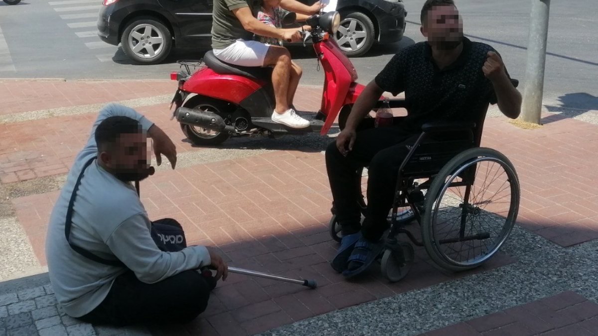 Antalya'da engelli taklidi yapan dilenciler, zabıtayı tehdit etti