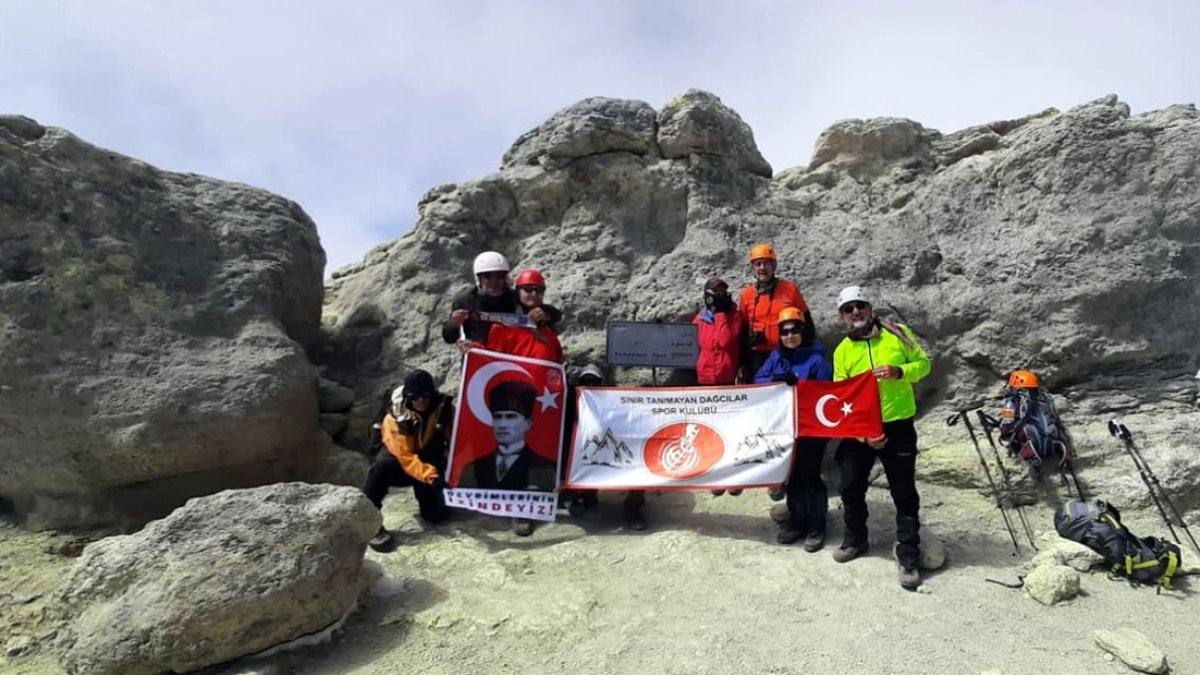 İran'ın Demavend Dağı'nda Türk bayrağı ile Atatürk posteri açtılar
