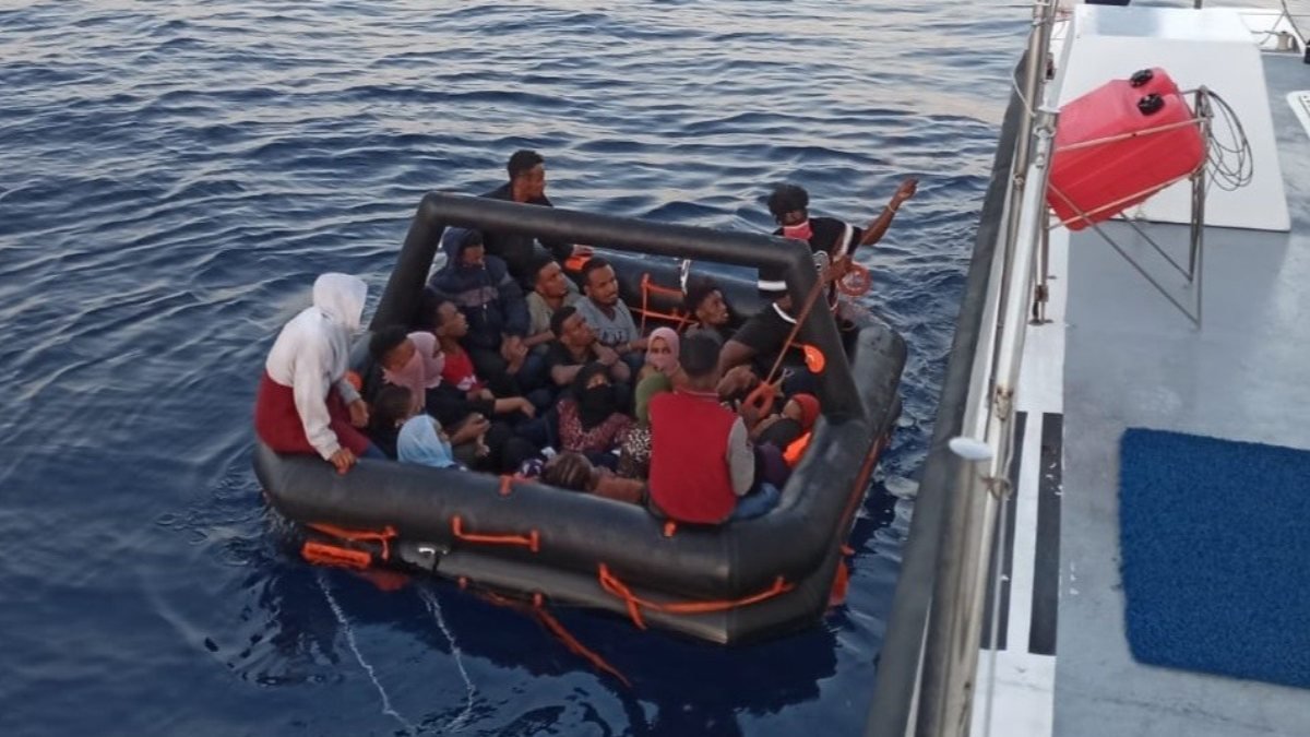 İzmir'de, 67 kaçak göçmen yakalandı