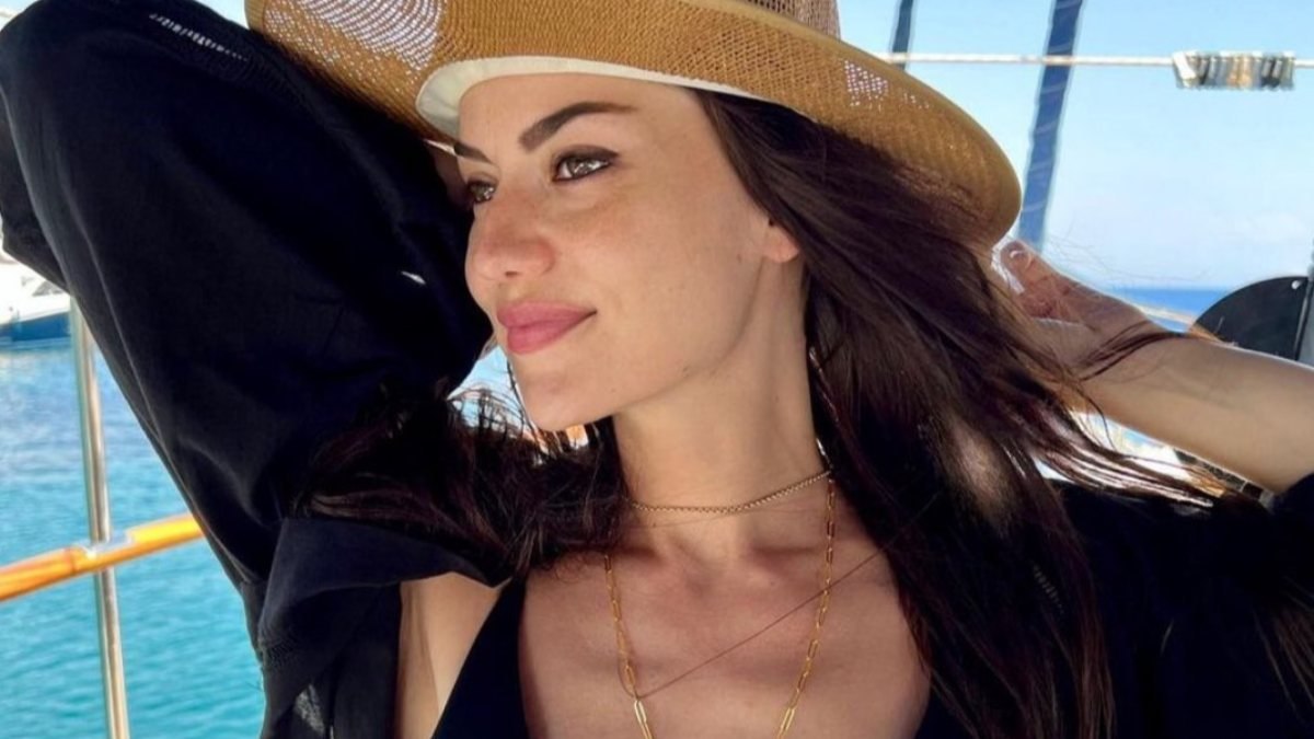 Fahriye Evcen Den Bikinili Poz