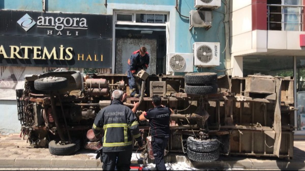 Edirne’de, freni patlayan kömür kamyonu kaldırıma çıktı