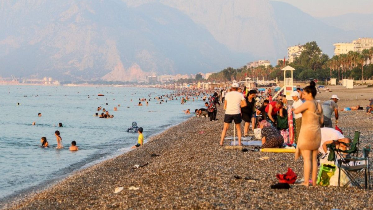 Antalya'da sıcaktan bunalanlar, sahilde sabahlıyor