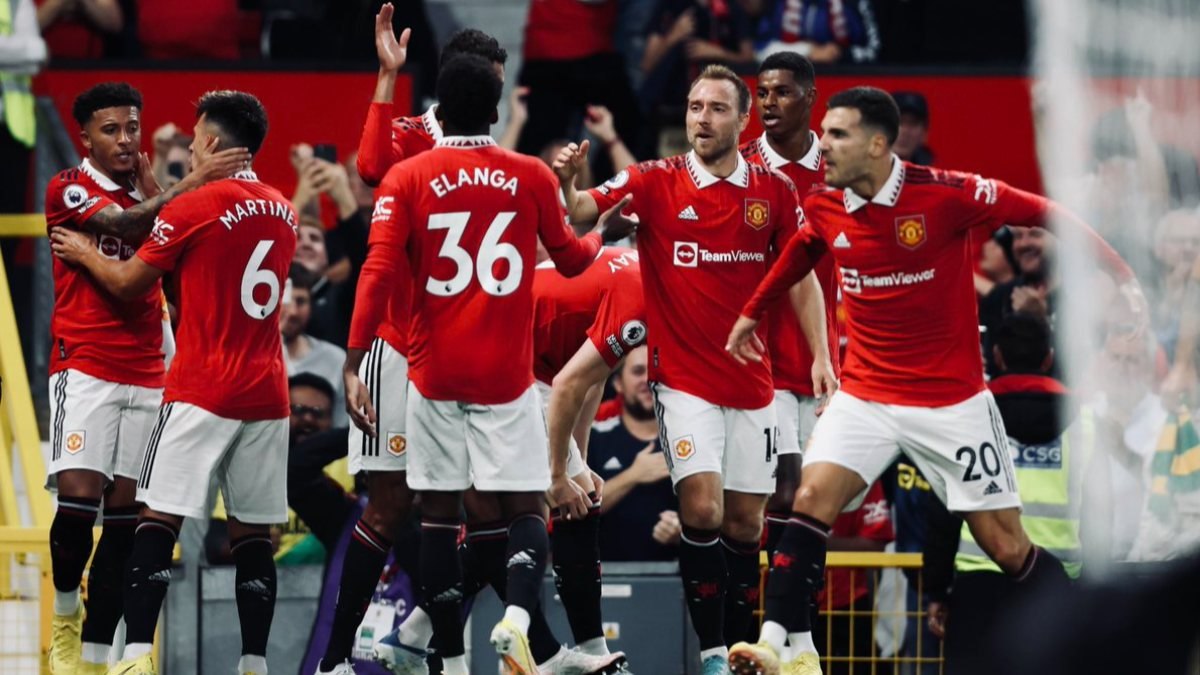 Manchester United, Liverpool'u 2-1 mağlup etti