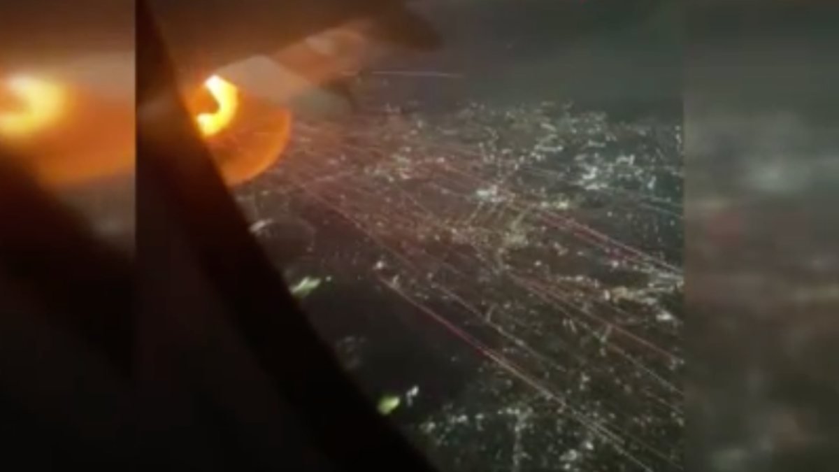 Meksika'da yolcu uçağının motoru havada alev aldı