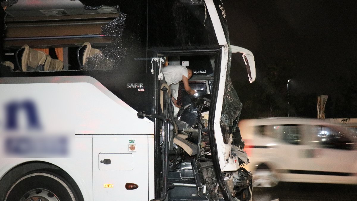 Sakarya'da yolcu otobüsü tıra çarptı: 25 yaralı