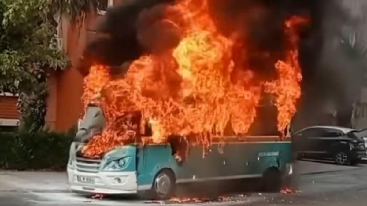 İzmir'de seyir halindeki minibüs, alev alev yandı