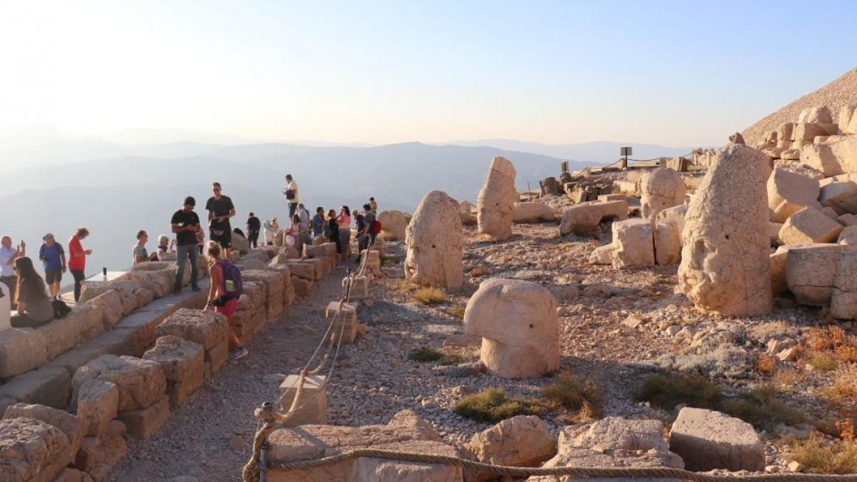 UNESCO'nun Mirası Listesi'ndeki Nemrut Dağı'nda turist yoğunluğu