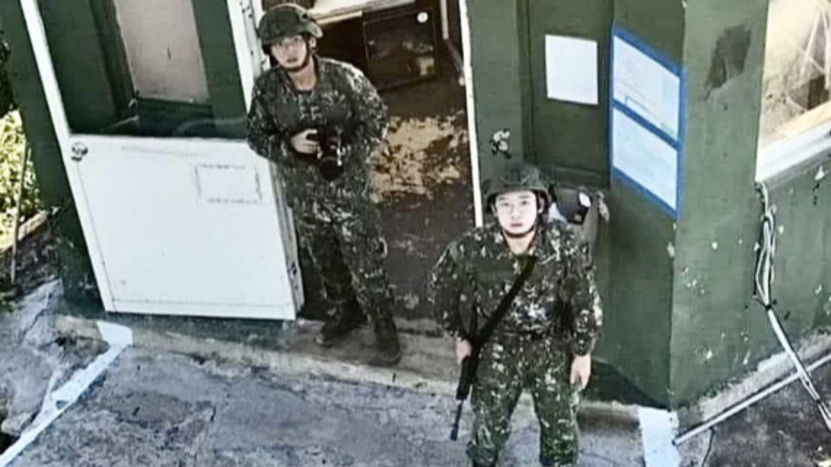 Tayvan askerleri, Çin drone'nunu taş atıp düşürmeye çalıştı